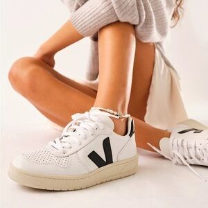 Veja V-10 low top sneaker white size 38 US 7